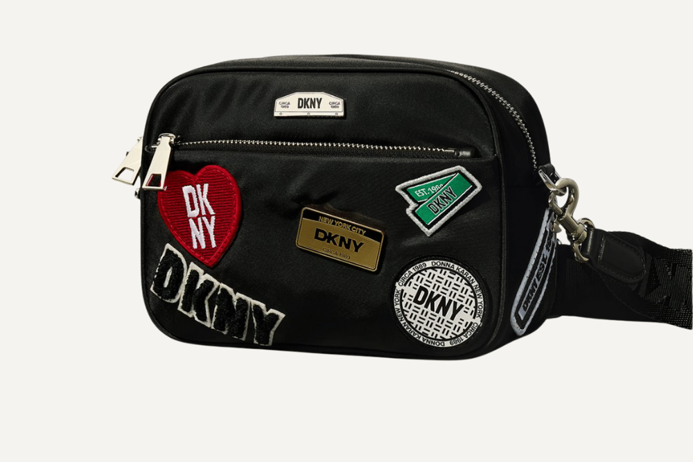Tas DKNY.png, 1. Logo yang presisi dan rapi, 2. Material berkualitas, 3. Jahitan detail dan simetris, 4. Label dan tag produk, 5. Harga dan tempat pembelian