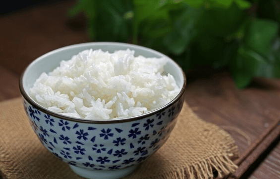 cara membedakan beras asli dan oplosan, 1. Warna yang tidak konsisten, 2. Ukuran butiran yang tidak seragam, 3. Munculnya serpihan benda asing saat dicuci, 4. Nasi bertekstur lembek setelah dimasak, 5. Adanya aroma yang mencurigakan, 6. Tidak memiliki label yang jelas