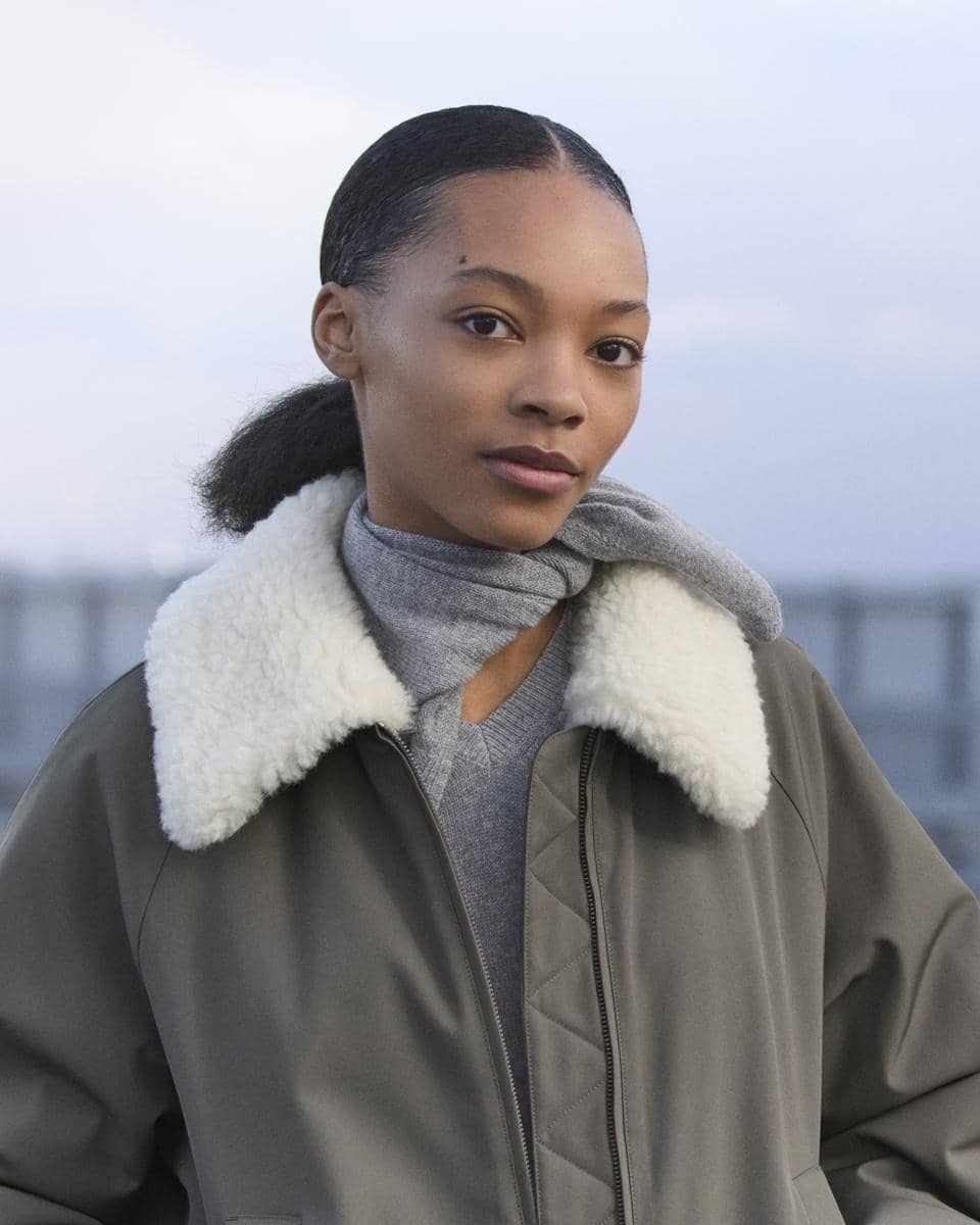 UNIQLO _ C 25FW - 2 .jpg, 1. Tema “Modernity in Motion”, perpaduan gaya dan kenyamanan, 2. Inovasi teknologi PUFFTECH dan HEATTECH cashmere, 3. Tetap nyaman di iklim tropis, 4. Warna hangat dan siluet rapi yang modern, 5. Peluncuran bertahap dan tersedia di toko terpilih