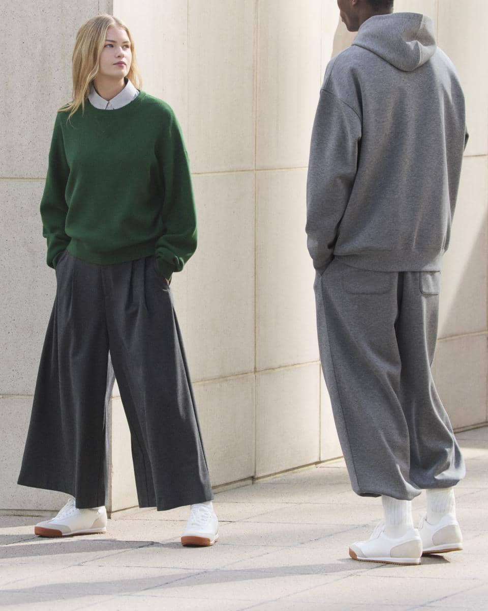 UNIQLO _ C 25FW - 3 .jpg, 1. Tema “Modernity in Motion”, perpaduan gaya dan kenyamanan, 2. Inovasi teknologi PUFFTECH dan HEATTECH cashmere, 3. Tetap nyaman di iklim tropis, 4. Warna hangat dan siluet rapi yang modern, 5. Peluncuran bertahap dan tersedia di toko terpilih