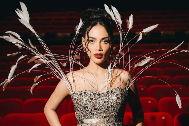 Untitled design (2).png, 1. Di salah satu postingan Instagram, Erika membagikan foto masa kecilnya yang tampak manis dengan rambut pendek ikalnya., 2. Salah satu foto lawas, Erika Carlina bergaya ala Mission Impossible dengan bra top dan hot pants hitam serta aksesori serba hitam, 3. Hadiri premiere film di awal karier, Erika tampak mengenakan dress yang memeluk tubuh dengan kombinasi tiga warna., 4. Erika Carlina menikmati liburannya saat berpose pakai outfit serba putih, pakai celana transparan jaring-jaring dan sabrina top., 5. Di salah satu foto terbaru, Erika berpose dengan baju long sleeve warna hijau neon dipadukan dengan celana baggy warna putih dan sunglasses.