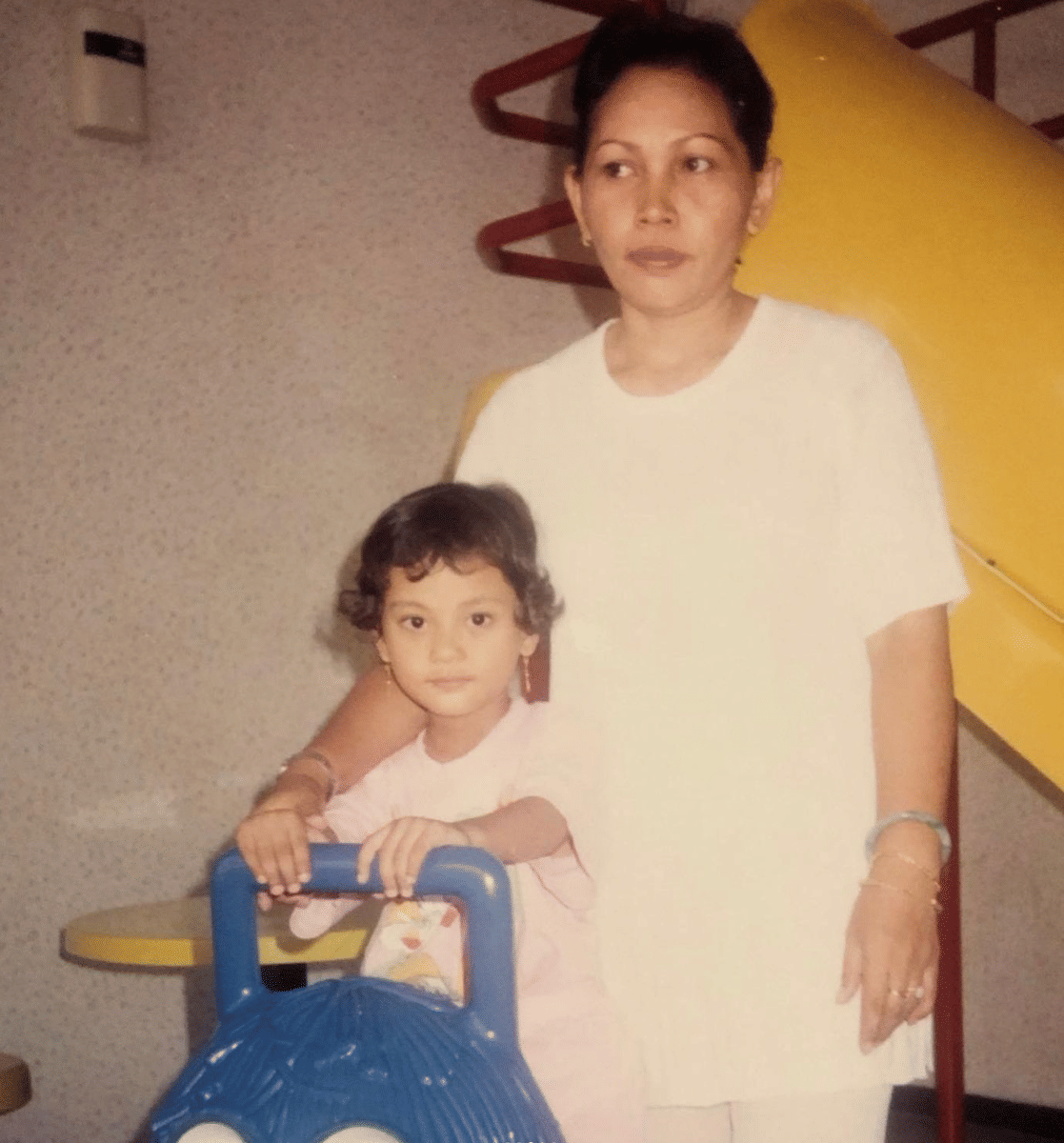 erika-carlina-1745478351771.png, 1. Di salah satu postingan Instagram, Erika membagikan foto masa kecilnya yang tampak manis dengan rambut pendek ikalnya., 2. Salah satu foto lawas, Erika Carlina bergaya ala Mission Impossible dengan bra top dan hot pants hitam serta aksesori serba hitam, 3. Hadiri premiere film di awal karier, Erika tampak mengenakan dress yang memeluk tubuh dengan kombinasi tiga warna., 4. Erika Carlina menikmati liburannya saat berpose pakai outfit serba putih, pakai celana transparan jaring-jaring dan sabrina top., 5. Di salah satu foto terbaru, Erika berpose dengan baju long sleeve warna hijau neon dipadukan dengan celana baggy warna putih dan sunglasses.