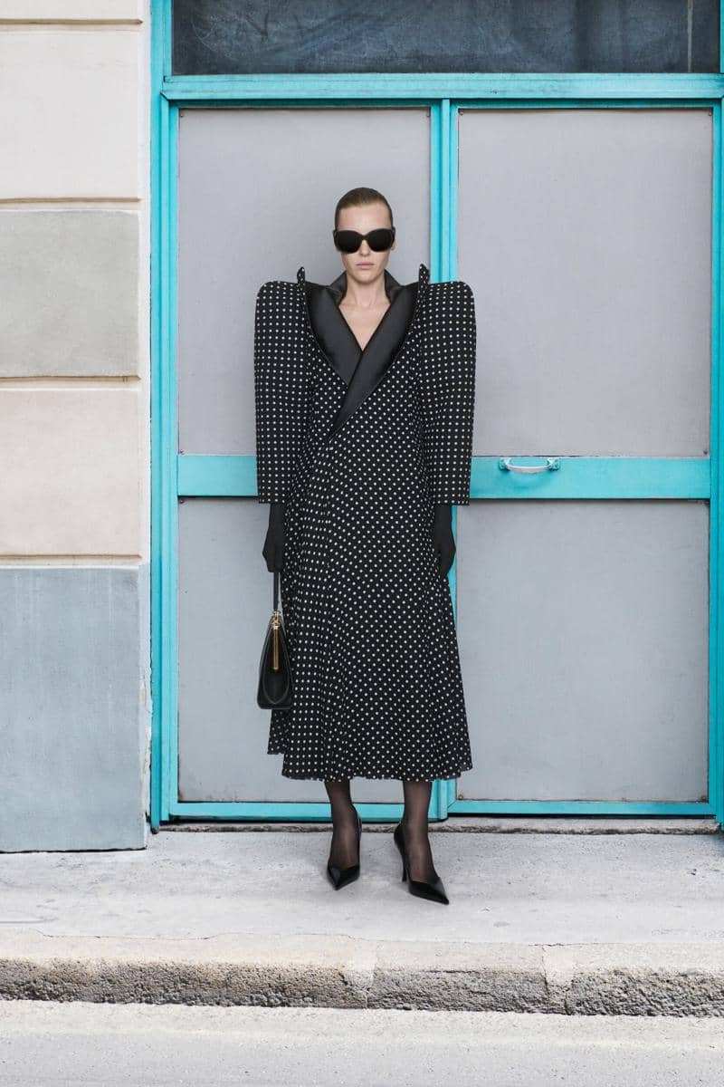 balenciaga-hc-po-f25-005-11695665.jpg, 1. Ciri khas desain yang tidak ingin dilupakan, 2. Kembalinya gaya klasik pakaian formal laki-laki , 3. Street style kekinian di tengah-tengah suasana glamor , 4. Hadirkan Kim Kardashian dalam wujud artis Hollywood era 50-an , 5. Penghormatan terakhir kepada Cristóbal Balenciaga