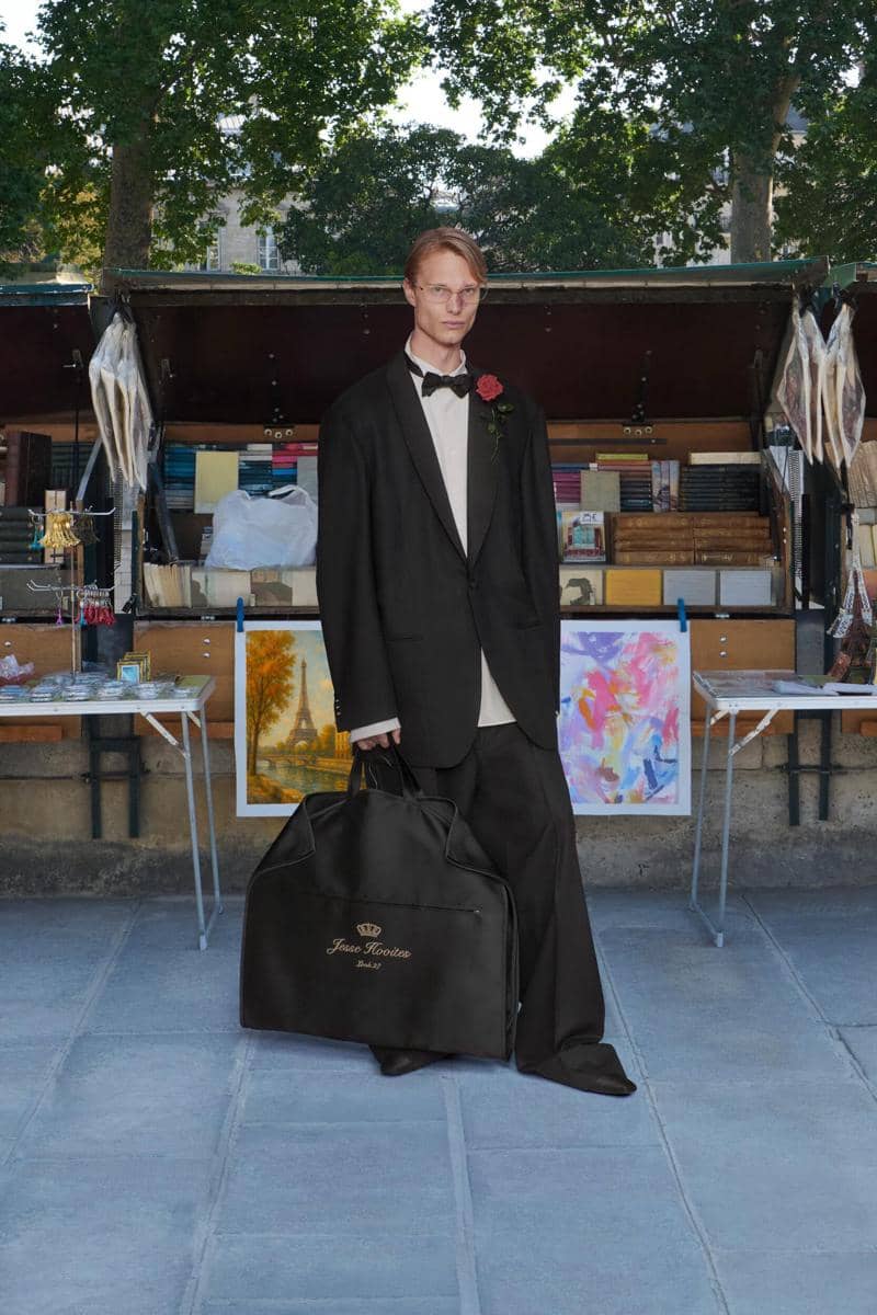 balenciaga-hc-po-f25-027-11695665.jpg, 1. Ciri khas desain yang tidak ingin dilupakan, 2. Kembalinya gaya klasik pakaian formal laki-laki , 3. Street style kekinian di tengah-tengah suasana glamor , 4. Hadirkan Kim Kardashian dalam wujud artis Hollywood era 50-an , 5. Penghormatan terakhir kepada Cristóbal Balenciaga