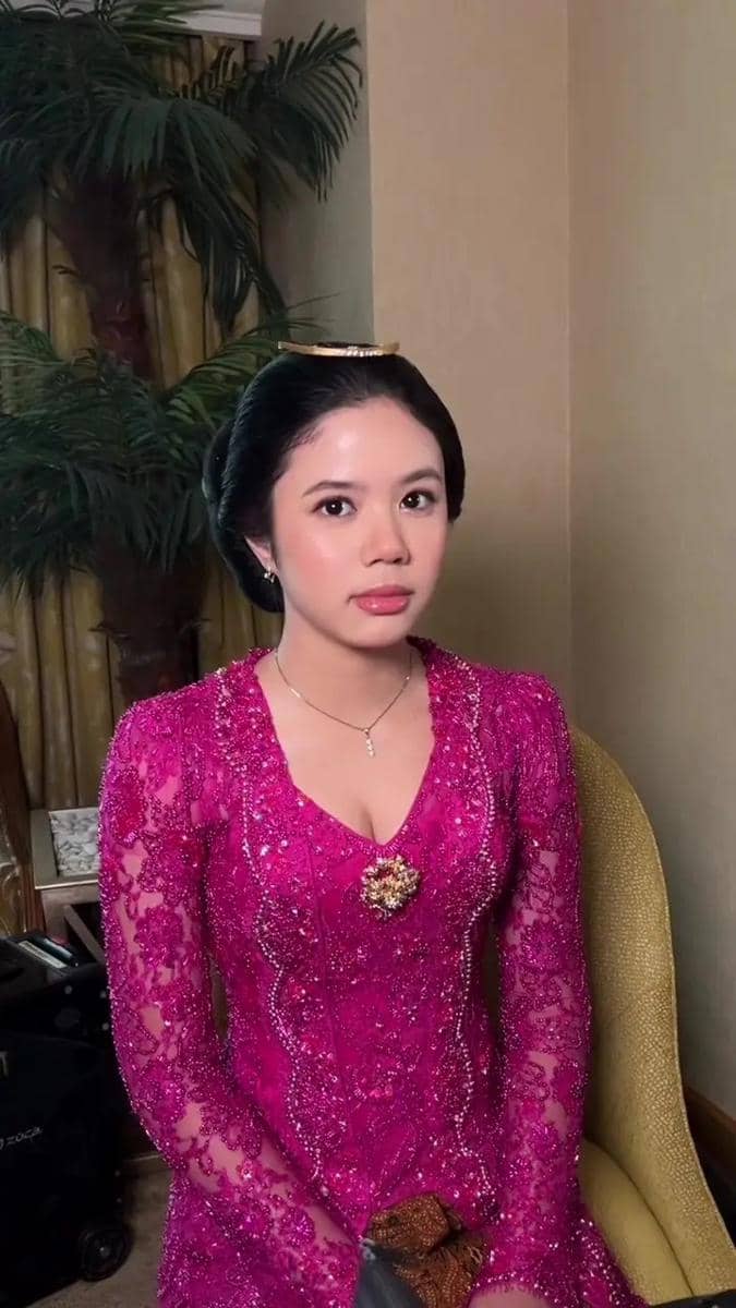 Perpaduan kebaya pink dengan rambut yang sanggul khas Jawa, 1. Safeea Ahmad tampil kompak dengan para kakaknya menggunakan pakaian serba hitam., 2. Safeea Ahmad tunjukkan gaya akrabnya dengan pasangan Al Ghazali, Alyssa Daguisé yang kini telah resmi menjadi istri., 3. Pada momen akad nikah Al Ghazali dan Alyssa Daguisé, Safeea Ahmad tampil mencuri perhatian dengan kebaya  berwarna hijau sage bertabur payet., 4. Perpaduan kebaya pink dengan rambut yang sanggul khas Jawa turut menjadi salah satu penampilan Safeea Ahmad di rangkaian pernikahan sang kakak., 5. Safeea Ahmad menggunakan kebaya kutubaru berdetail bunga-bunga saat ikut hadir di prosesi sungkeman dan siraman Al Ghazali.