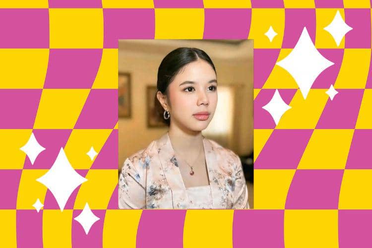 Potret Gaya Safeea Ahmad, Anak Ahmad Dhani &amp; Mulan Jameela, 1. Safeea Ahmad tampil kompak dengan para kakaknya menggunakan pakaian serba hitam., 2. Safeea Ahmad tunjukkan gaya akrabnya dengan pasangan Al Ghazali, Alyssa Daguisé yang kini telah resmi menjadi istri., 3. Pada momen akad nikah Al Ghazali dan Alyssa Daguisé, Safeea Ahmad tampil mencuri perhatian dengan kebaya  berwarna hijau sage bertabur payet., 4. Perpaduan kebaya pink dengan rambut yang sanggul khas Jawa turut menjadi salah satu penampilan Safeea Ahmad di rangkaian pernikahan sang kakak., 5. Safeea Ahmad menggunakan kebaya kutubaru berdetail bunga-bunga saat ikut hadir di prosesi sungkeman dan siraman Al Ghazali.