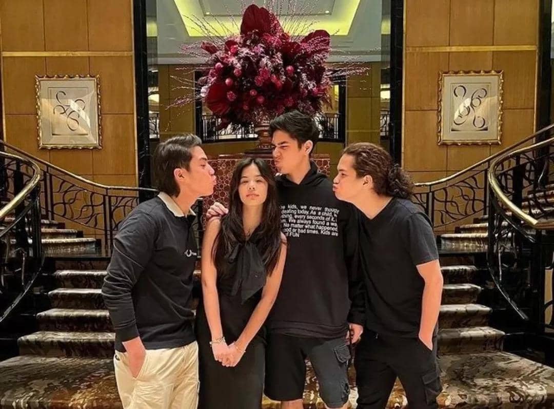 Safeea Ahmad tampil kompak dengan para kakaknya menggunakan pakaian serba hitam., 1. Safeea Ahmad tampil kompak dengan para kakaknya menggunakan pakaian serba hitam., 2. Safeea Ahmad tunjukkan gaya akrabnya dengan pasangan Al Ghazali, Alyssa Daguisé yang kini telah resmi menjadi istri., 3. Pada momen akad nikah Al Ghazali dan Alyssa Daguisé, Safeea Ahmad tampil mencuri perhatian dengan kebaya  berwarna hijau sage bertabur payet., 4. Perpaduan kebaya pink dengan rambut yang sanggul khas Jawa turut menjadi salah satu penampilan Safeea Ahmad di rangkaian pernikahan sang kakak., 5. Safeea Ahmad menggunakan kebaya kutubaru berdetail bunga-bunga saat ikut hadir di prosesi sungkeman dan siraman Al Ghazali.