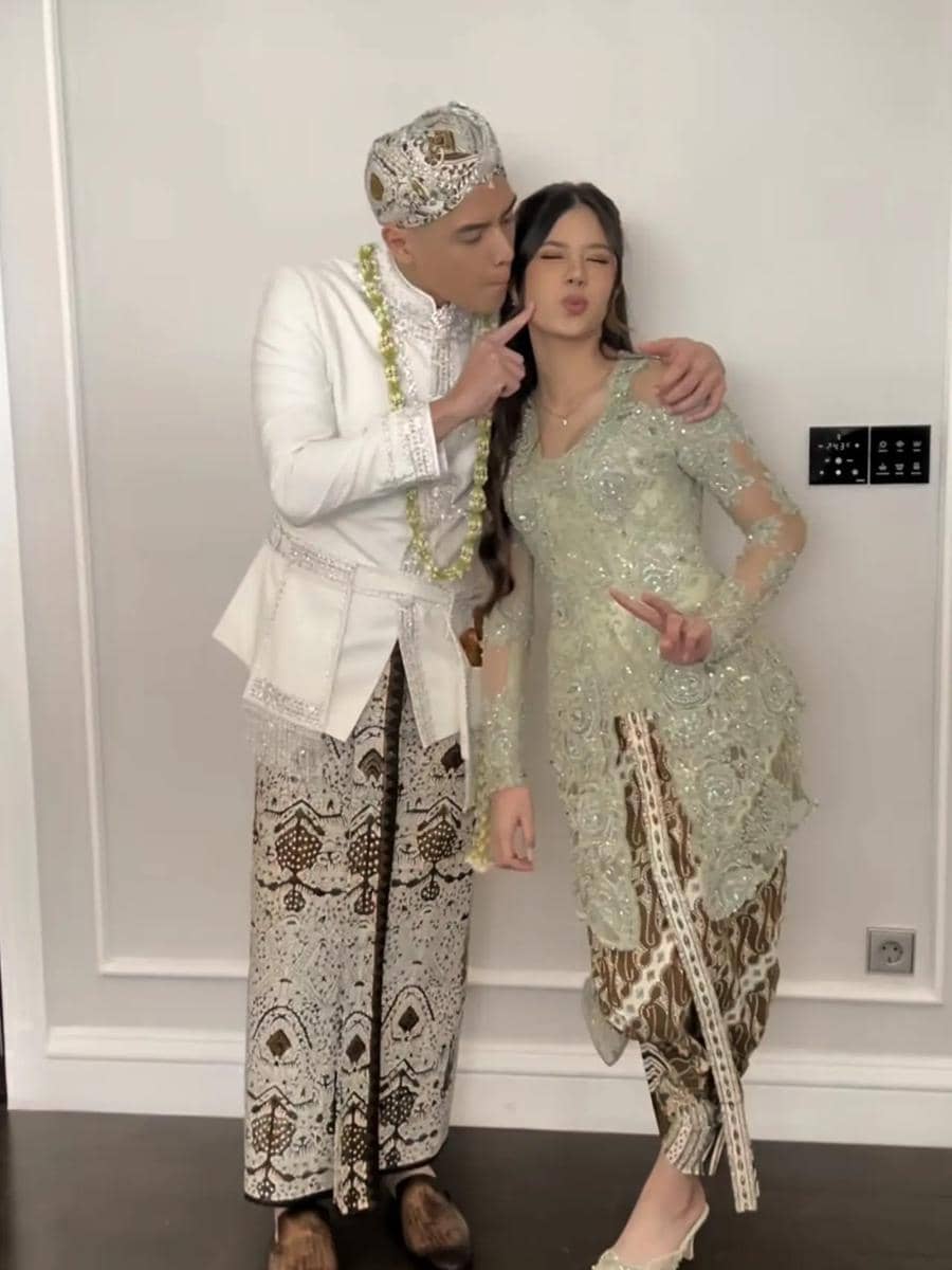 Safeea Ahmad tampil mencuri perhatian dengan kebaya  berwarna hijau sage, 1. Safeea Ahmad tampil kompak dengan para kakaknya menggunakan pakaian serba hitam., 2. Safeea Ahmad tunjukkan gaya akrabnya dengan pasangan Al Ghazali, Alyssa Daguisé yang kini telah resmi menjadi istri., 3. Pada momen akad nikah Al Ghazali dan Alyssa Daguisé, Safeea Ahmad tampil mencuri perhatian dengan kebaya  berwarna hijau sage bertabur payet., 4. Perpaduan kebaya pink dengan rambut yang sanggul khas Jawa turut menjadi salah satu penampilan Safeea Ahmad di rangkaian pernikahan sang kakak., 5. Safeea Ahmad menggunakan kebaya kutubaru berdetail bunga-bunga saat ikut hadir di prosesi sungkeman dan siraman Al Ghazali.