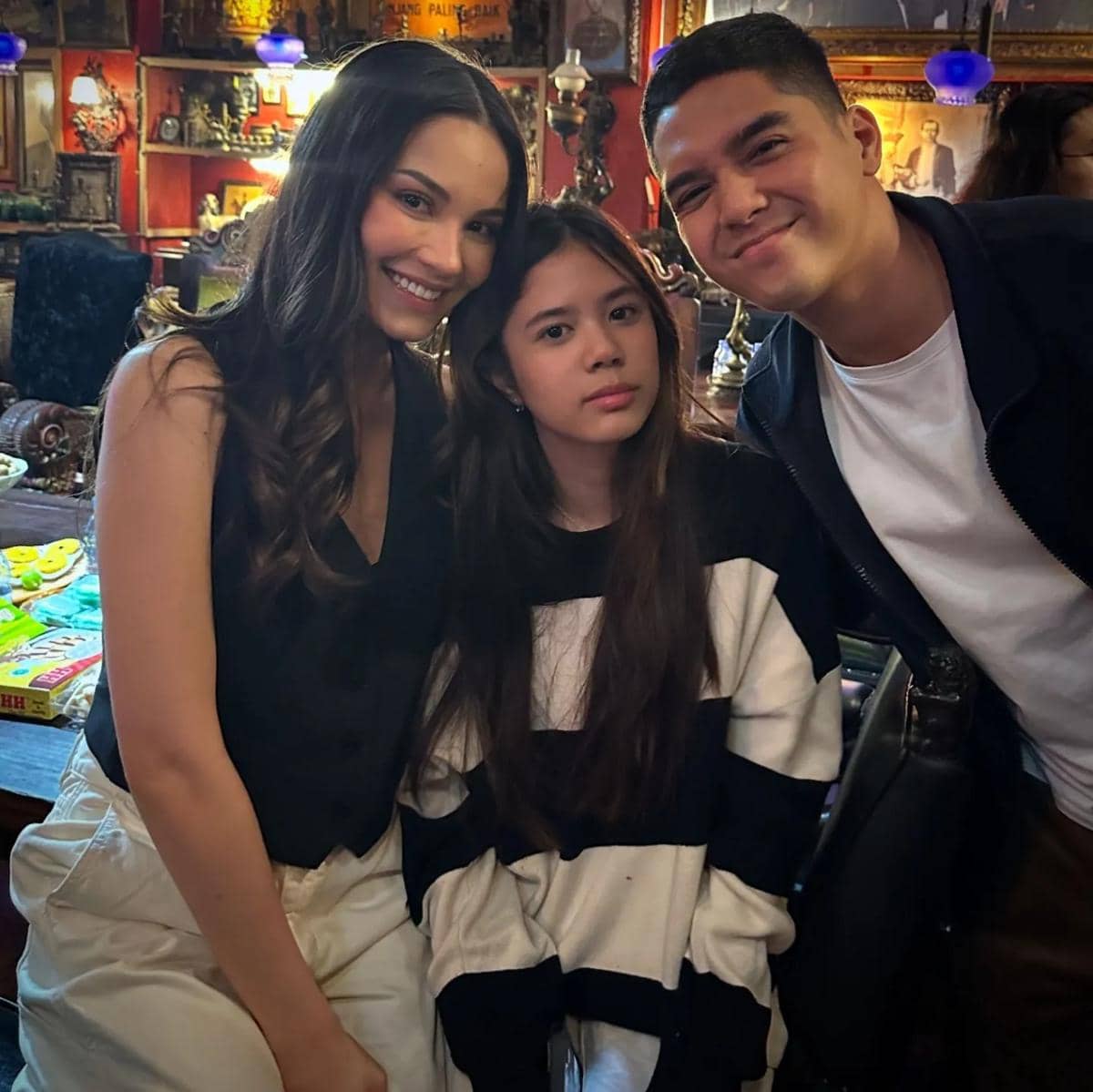 Safeea Ahmad tunjukkan gaya akrabnya dengan pasangan Al Ghazali, 1. Safeea Ahmad tampil kompak dengan para kakaknya menggunakan pakaian serba hitam., 2. Safeea Ahmad tunjukkan gaya akrabnya dengan pasangan Al Ghazali, Alyssa Daguisé yang kini telah resmi menjadi istri., 3. Pada momen akad nikah Al Ghazali dan Alyssa Daguisé, Safeea Ahmad tampil mencuri perhatian dengan kebaya  berwarna hijau sage bertabur payet., 4. Perpaduan kebaya pink dengan rambut yang sanggul khas Jawa turut menjadi salah satu penampilan Safeea Ahmad di rangkaian pernikahan sang kakak., 5. Safeea Ahmad menggunakan kebaya kutubaru berdetail bunga-bunga saat ikut hadir di prosesi sungkeman dan siraman Al Ghazali.