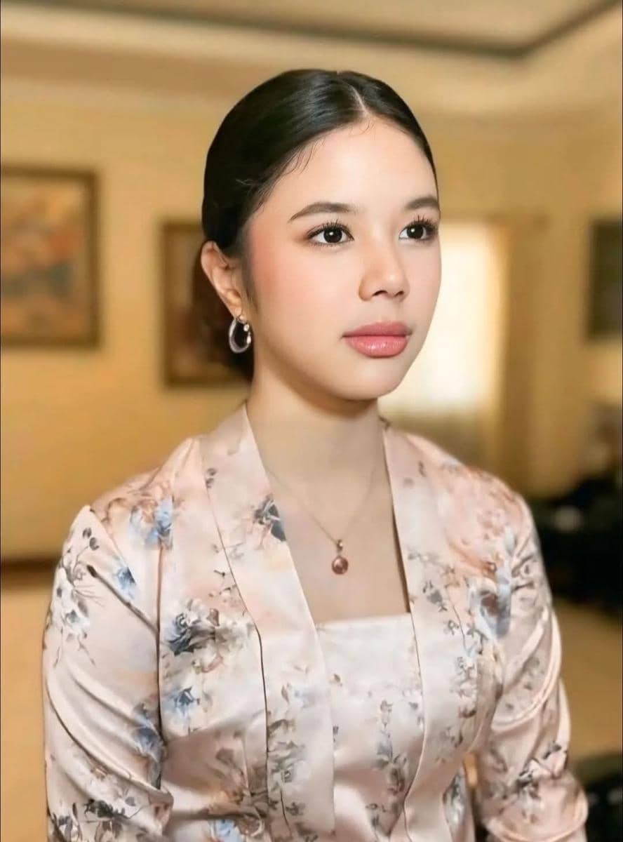 Safeea Ahmad menggunakan kebaya kutubaru berdetail bunga-bunga, 1. Safeea Ahmad tampil kompak dengan para kakaknya menggunakan pakaian serba hitam., 2. Safeea Ahmad tunjukkan gaya akrabnya dengan pasangan Al Ghazali, Alyssa Daguisé yang kini telah resmi menjadi istri., 3. Pada momen akad nikah Al Ghazali dan Alyssa Daguisé, Safeea Ahmad tampil mencuri perhatian dengan kebaya  berwarna hijau sage bertabur payet., 4. Perpaduan kebaya pink dengan rambut yang sanggul khas Jawa turut menjadi salah satu penampilan Safeea Ahmad di rangkaian pernikahan sang kakak., 5. Safeea Ahmad menggunakan kebaya kutubaru berdetail bunga-bunga saat ikut hadir di prosesi sungkeman dan siraman Al Ghazali.