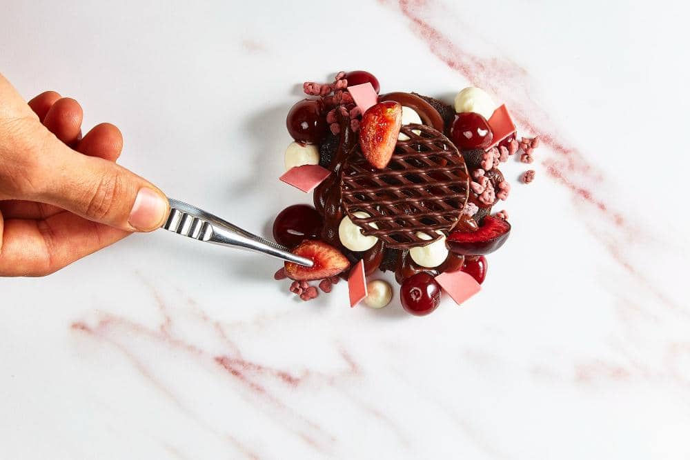 Barry Callebaut Gourmet Chocolate.jpg, 1. Punya dua pabrik cokelat di Indonesia, 2. Cokelat favorit para profesional, termasuk brand lokal Van Houten, 3. Kolaborasi dengan chef dunia dan dukung talenta muda Indonesia, 4. Beli 25% kakao lokal dan dukung 40.000 petani, 5. Ruby RB2, cokelat pink alami favorit Gen Z dan millennial