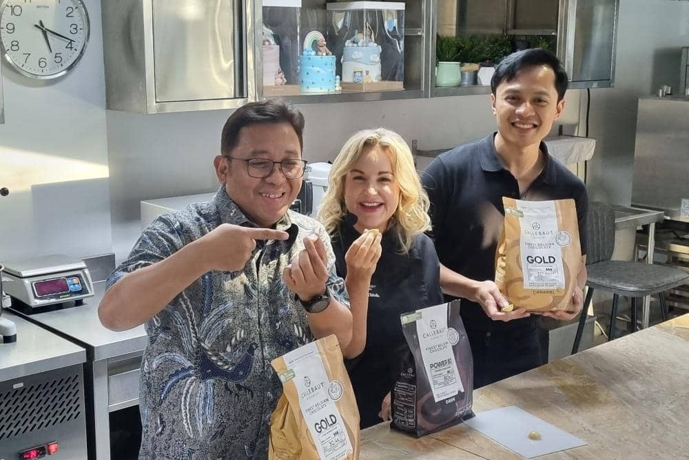 [Kiri - Kanan] Ciptadi Sukono, Managing Director, ASEAN, Barry Callebaut, Kirsten Tibballs, Global Ambassador Callebaut , Irawady Marketing Manager Barry Callebaut.jpeg, 1. Punya dua pabrik cokelat di Indonesia, 2. Cokelat favorit para profesional, termasuk brand lokal Van Houten, 3. Kolaborasi dengan chef dunia dan dukung talenta muda Indonesia, 4. Beli 25% kakao lokal dan dukung 40.000 petani, 5. Ruby RB2, cokelat pink alami favorit Gen Z dan millennial
