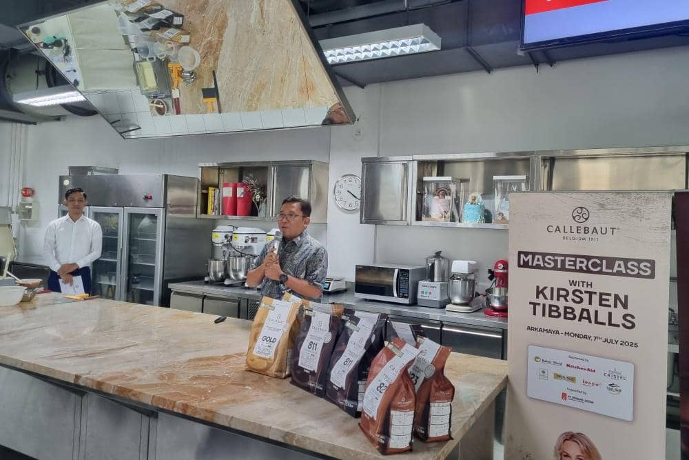 Sambutan oleh Ciptadi Sukono selaku Managing Director ASEAN Barry Callebaut dalam acara Callebaut Media Experience.jpeg, 1. Punya dua pabrik cokelat di Indonesia, 2. Cokelat favorit para profesional, termasuk brand lokal Van Houten, 3. Kolaborasi dengan chef dunia dan dukung talenta muda Indonesia, 4. Beli 25% kakao lokal dan dukung 40.000 petani, 5. Ruby RB2, cokelat pink alami favorit Gen Z dan millennial