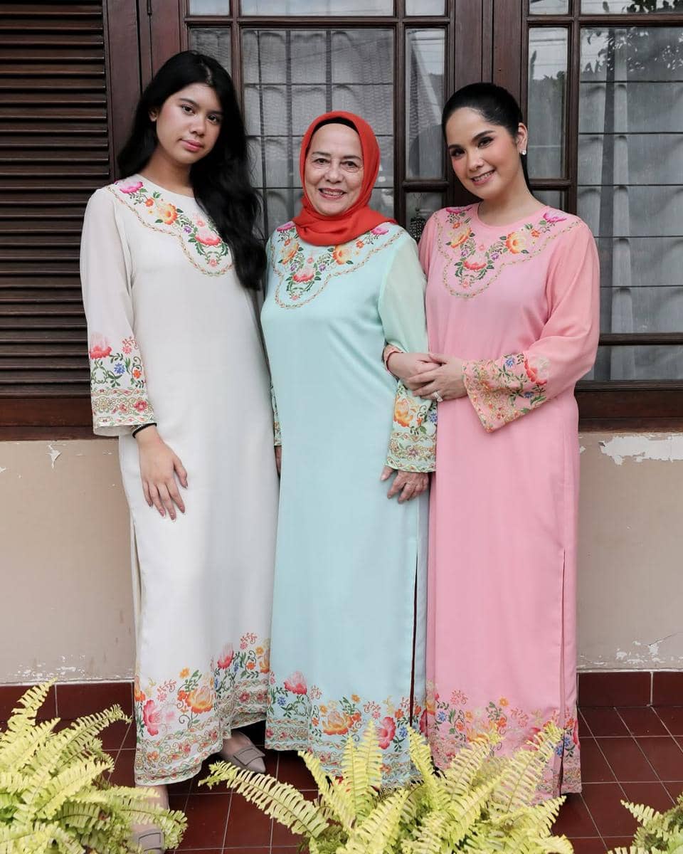 SnapInsta.to_488316289_18503273566025227_6050337971369237092_n.jpg, 1. Hadir di acara dengan dresscode biru, Almira Yudhoyono tampil manis pakai dress lengan panjang warna biru pastel dan sepatu flat yang serasi., 2. Merayakan anniversary pernikahan kedua orang tuanya, Almira tampak cantik dengan padu padan sleeveless top putih dan celana panjang hitam., 3. Gayanya anggun dalam balutan kebaya berpayet warna krem dengan train yang dipakai bersama kain batik saat ikut pelatihan modeling., 4. Almira mengenakan tunik warna putih dengan aksen motif floral yang serasi saat merayakan Lebaran bersama keluarga. , 5. Gaya terbaru Almira saat sesi pemotretan modeling mengenakan dress tulle hitam dengan aksen korset dipadukan dengan outer serasi.