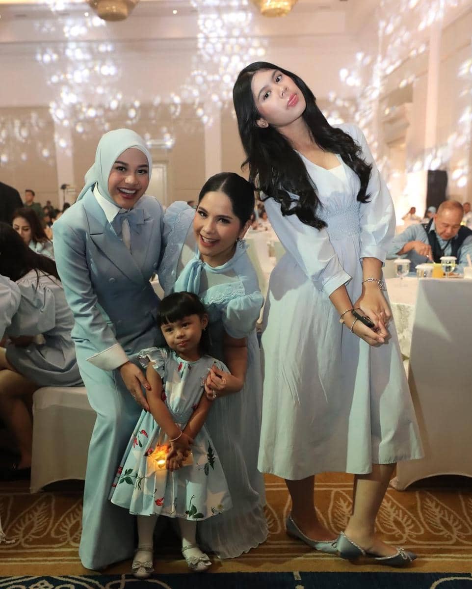 SnapInsta.to_481574955_18495304411025227_6147818578417129019_n.jpg, 1. Hadir di acara dengan dresscode biru, Almira Yudhoyono tampil manis pakai dress lengan panjang warna biru pastel dan sepatu flat yang serasi., 2. Merayakan anniversary pernikahan kedua orang tuanya, Almira tampak cantik dengan padu padan sleeveless top putih dan celana panjang hitam., 3. Gayanya anggun dalam balutan kebaya berpayet warna krem dengan train yang dipakai bersama kain batik saat ikut pelatihan modeling., 4. Almira mengenakan tunik warna putih dengan aksen motif floral yang serasi saat merayakan Lebaran bersama keluarga. , 5. Gaya terbaru Almira saat sesi pemotretan modeling mengenakan dress tulle hitam dengan aksen korset dipadukan dengan outer serasi.