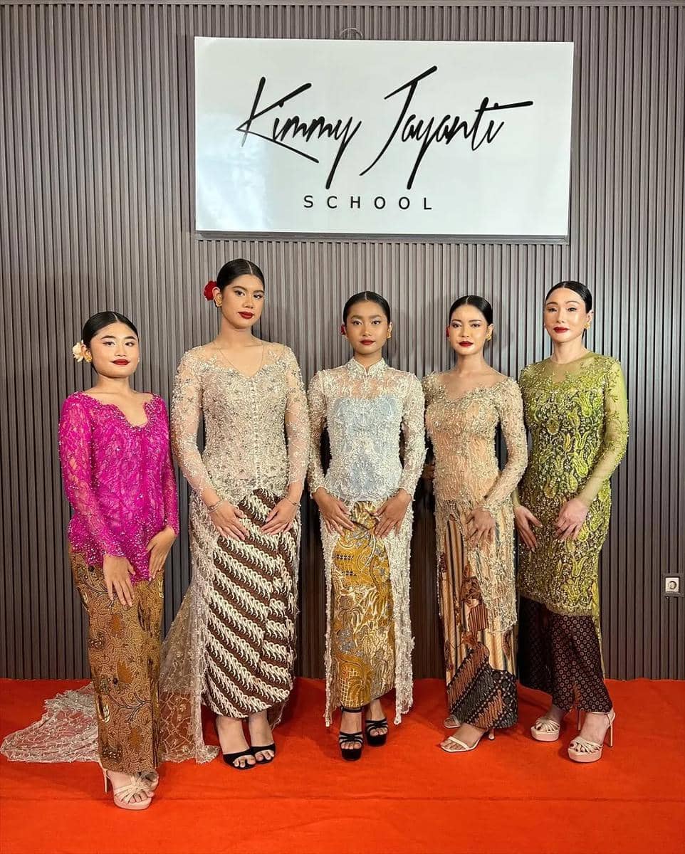 7-potret-almira-yudhoyono-lulus-dar-1-d1790.jpg, 1. Hadir di acara dengan dresscode biru, Almira Yudhoyono tampil manis pakai dress lengan panjang warna biru pastel dan sepatu flat yang serasi., 2. Merayakan anniversary pernikahan kedua orang tuanya, Almira tampak cantik dengan padu padan sleeveless top putih dan celana panjang hitam., 3. Gayanya anggun dalam balutan kebaya berpayet warna krem dengan train yang dipakai bersama kain batik saat ikut pelatihan modeling., 4. Almira mengenakan tunik warna putih dengan aksen motif floral yang serasi saat merayakan Lebaran bersama keluarga. , 5. Gaya terbaru Almira saat sesi pemotretan modeling mengenakan dress tulle hitam dengan aksen korset dipadukan dengan outer serasi.