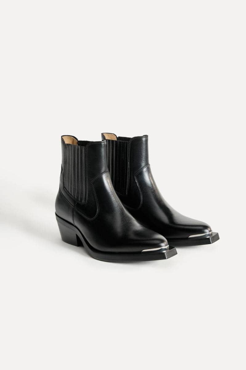 rekomendasi sepatu boots Zara, 1. Zara Bot Hak XL Kulit 50th Anniversary, 2. Zara Bot Stud Cowboy, 3. Zara Bot Tinggi Kulit, 4. Zara Bot Semata Kaki, 5. Zara Sepatu Hak Kitten Suede