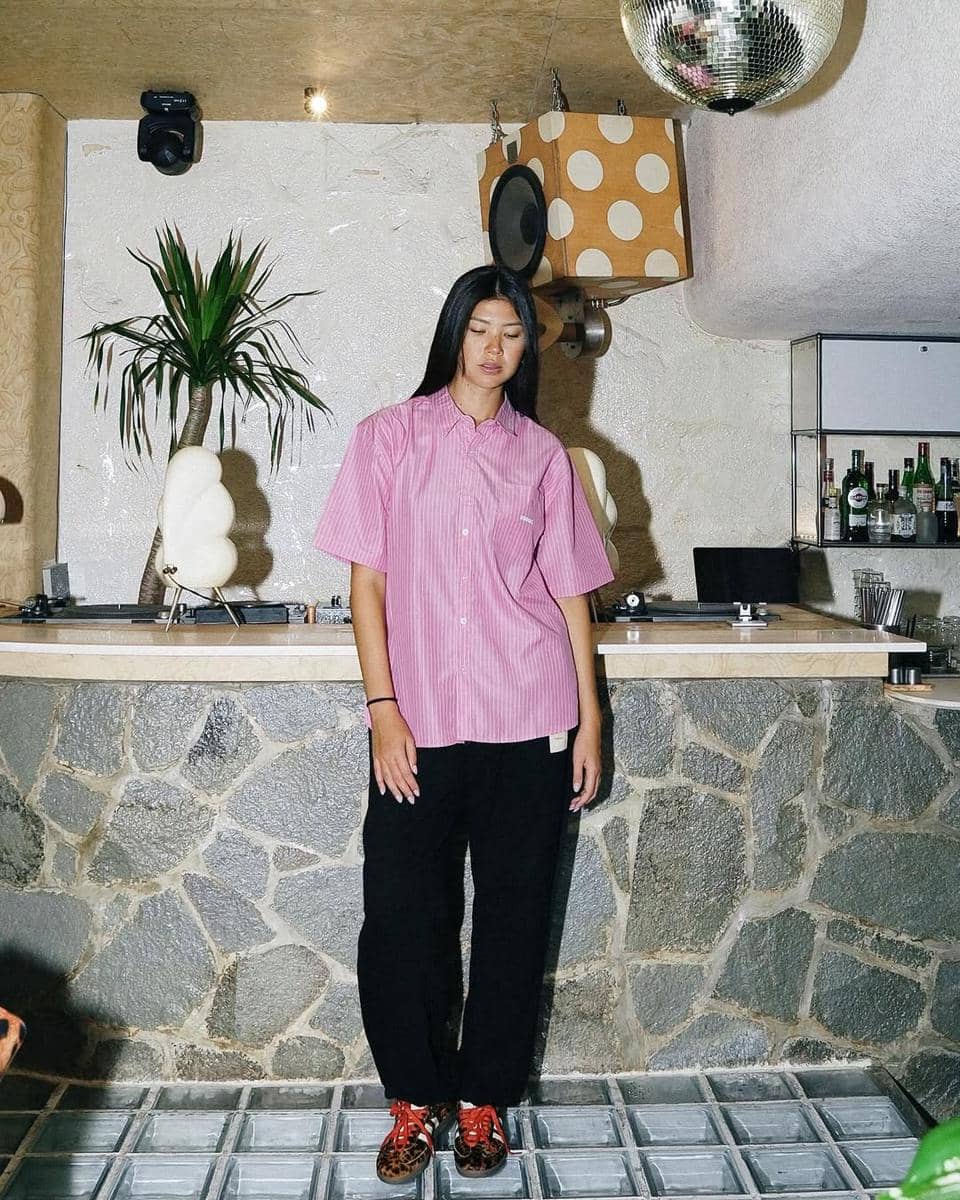 Another Friends of ZODIAC visit this week from @jaz.rowe.Highlighting her looks in ZODIAC Fleece.jpg, 1. Menikmati liburan di Sydney, Jaz Rowe tampil stylish pakai kemeja dan celana denim berpotongan longgar dengan topi anyam., 2. Bergaya streetwear, Jazmine memadupadankan kemeja motif garis warna pink dengan celana hitam potongan longgar serta sneakers motif leopard., 3. Jaz Rowe andalkan setelan bra top dan celana pendek crochet dengan motif senada. Kalung dan gelang bikin nuansa ala island girl makin terpancar., 4. Jazmine tampil dengan pesona pageant beauty dalam balutan dress ungu yang pas badan serta anting dainty berukuran besar dengan permata ungu., 5. Tampak mempesona dengan dress songket kontemporer nuansa merah dan emas yang serasi dengan perhiasan anting serta bangle-nya.
