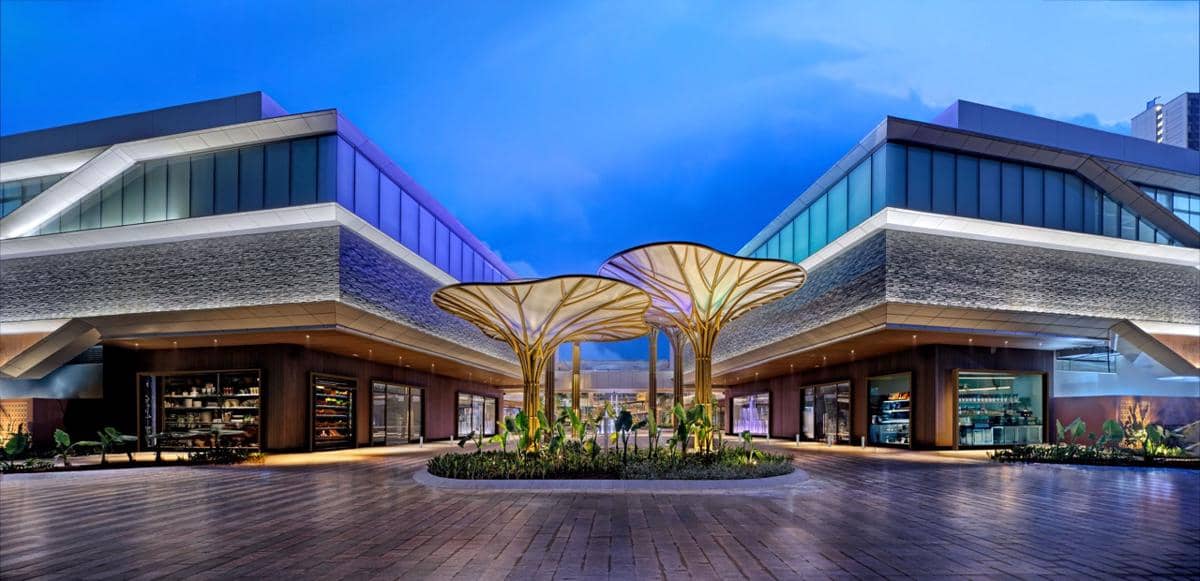 Jakarta-Premium-Outlets1.jpeg, 1. Berlokasi di Tangerang, 2. Mengusung konsep "Green Building", 3. Pengalaman berbelanja dengan standar internasional, 4. Acara pembukaan dimeriahkan oleh MALIQ & D’ESSENTIALS, 5. Diskon spesial hingga 80%