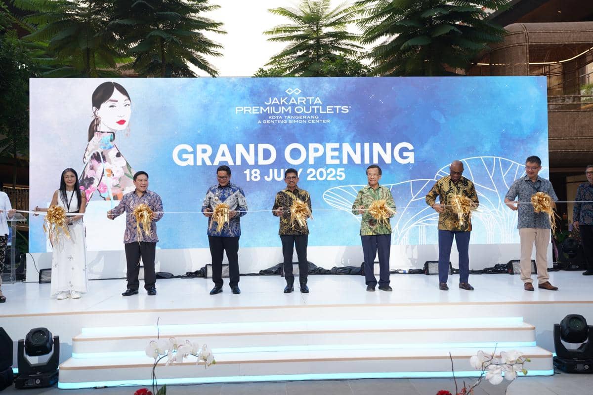 (ki-ka) Chriz Liew, Dato' Indera Lim, H. Maryono Hasan, H. Sachrudin, Tan Sri Lim Kok Thay, Uchenna Akujuo, Jean Marie Pin Harry (1).jpg, 1. Berlokasi di Tangerang, 2. Mengusung konsep "Green Building", 3. Pengalaman berbelanja dengan standar internasional, 4. Acara pembukaan dimeriahkan oleh MALIQ & D’ESSENTIALS, 5. Diskon spesial hingga 80%