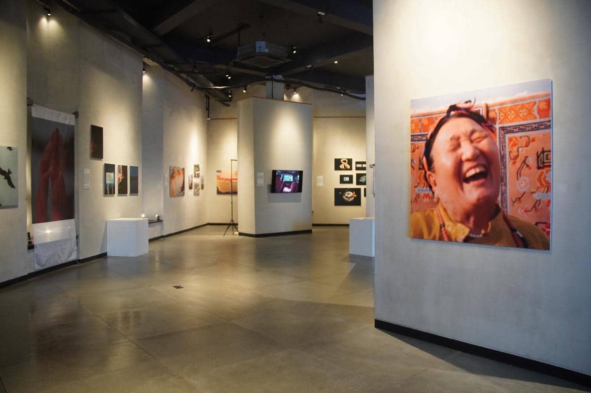 FOTO Bali Festival_Exhibition 5.jpg, 1. Mengusung tema LIFE, 2. Hadir di 3 lokasi bernuansa visual storytelling, 3. Festival menjadi tempat berkumpul dan berkolaborasi, 4. Turut mengadakan puluhan sesi diskusi, 5. Acara bulanan yang merayakan seni