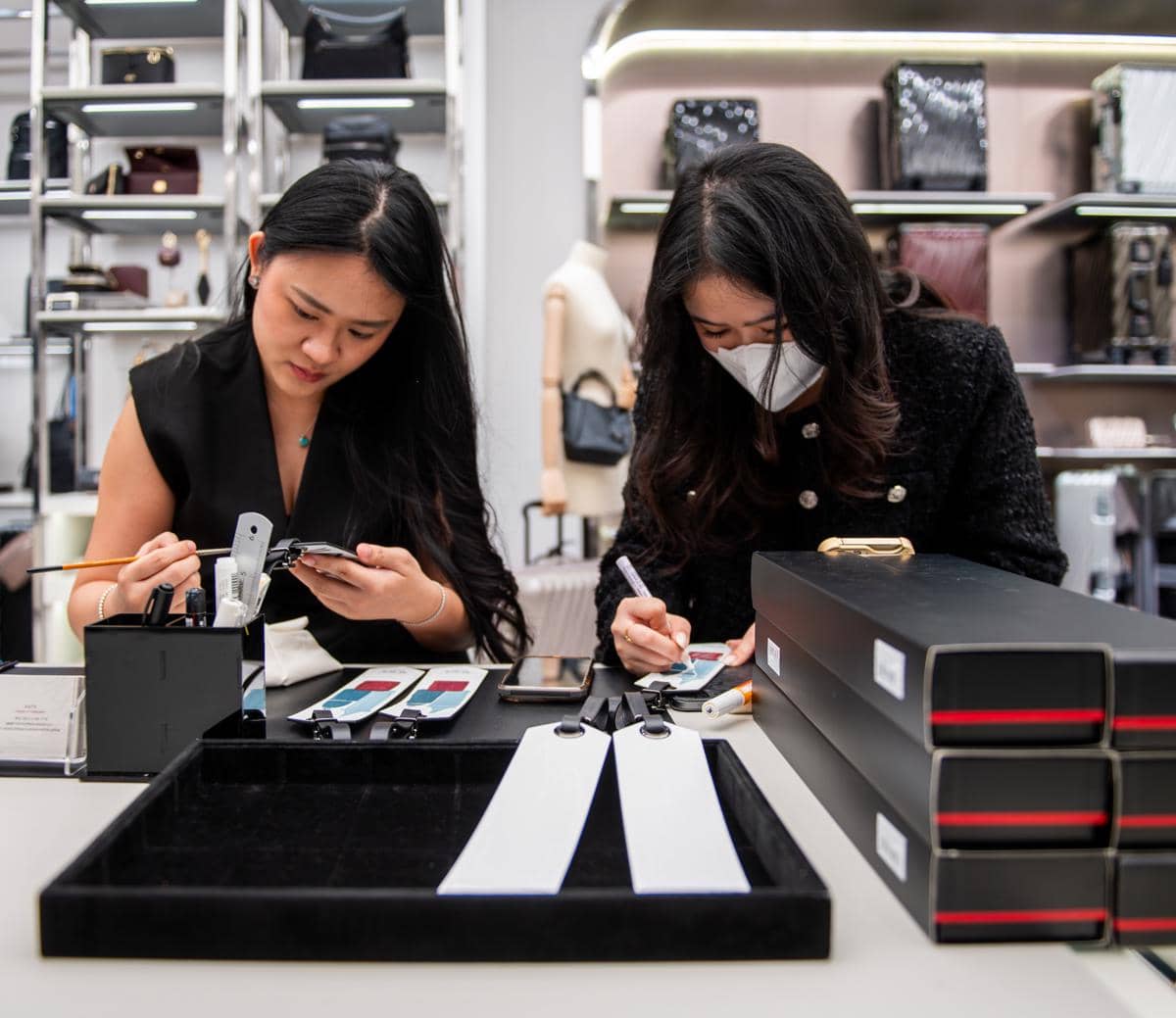 TUMI Grand Indonesia Store Opening_5.jpg, 1. Acara ini dihadiri lebih dari 41 tamu, termasuk figur publik seperti aktris Demmy Febriana, Ina Marika, Isel Fricella, hingga Ciccio Manassero., 2. Aktor sekaligus friend of TUMI, Ibrahim Risyad menyebut 3 tas TUMI yang menjadi koleksi favoritnya. , 3. Fall 2025 Collection terinspirasi dari New York City, nukleus desain TUMI,koleksi ini memadukan energi, karakter, dan pengaruh arsitektur NYC, 4. Momen ini menegaskan komitmen brand terhadap inovasi, koneksi budaya, serta penciptaan pengalaman bermakna bagi para global citizens., 5. Kamu sudah bisa melihat dan berbelanja TUMI secara langsung yang terletak di Ground Floor West Mall.
