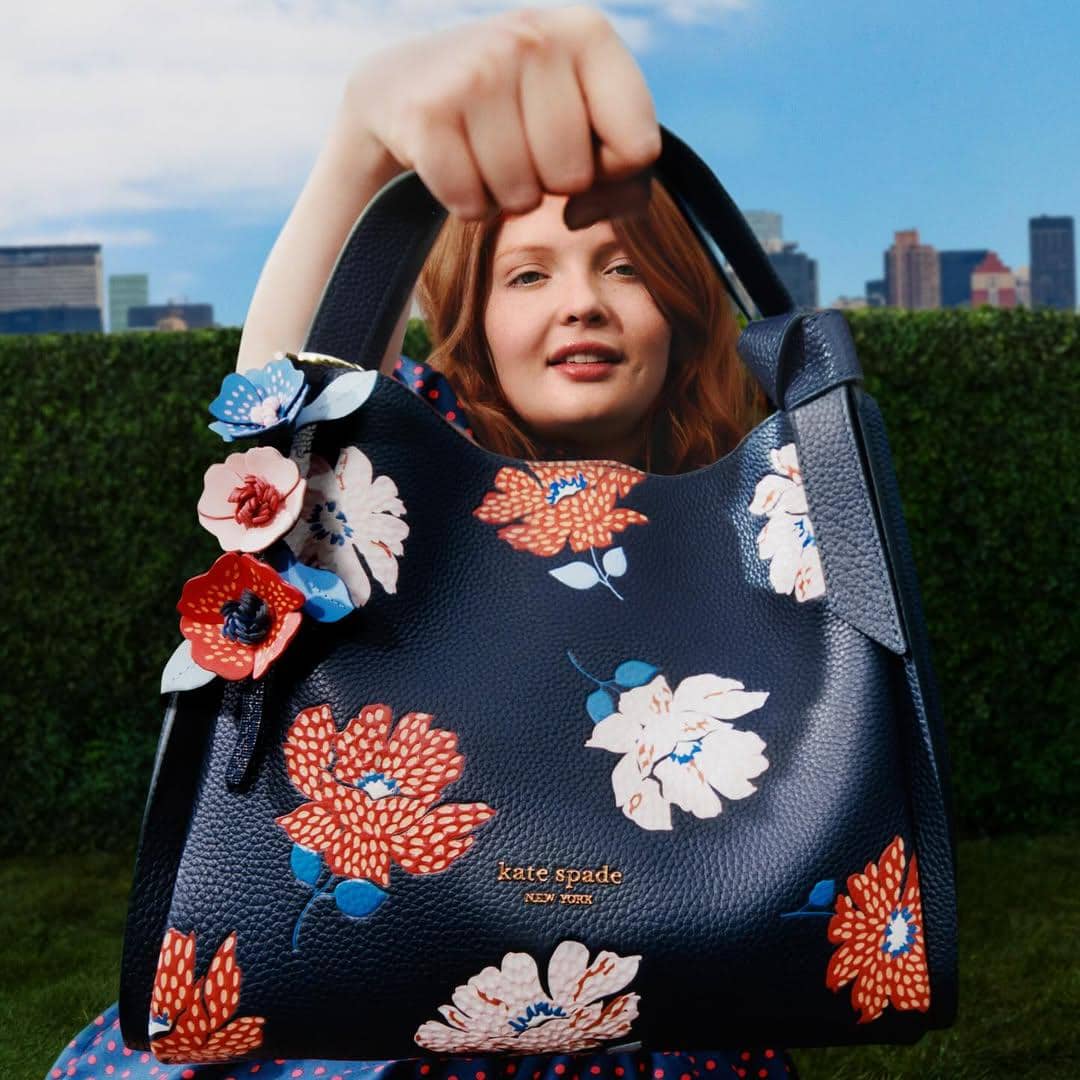 instagram.com/katespadeny, 1. Tas Kate Spade asli dibuat dengan material premium, 2. Memiliki hardware berkualitas yang kuat, tidak berkarat, dan halus, 3. Ada logo label yang dijahit di dalam tas, 4. Tas Kate Spade asli memiliki care cards sebagai petunjuk perawatan tas, 5. Cara membedakan tas Kate Spade asli VS. palsu 
