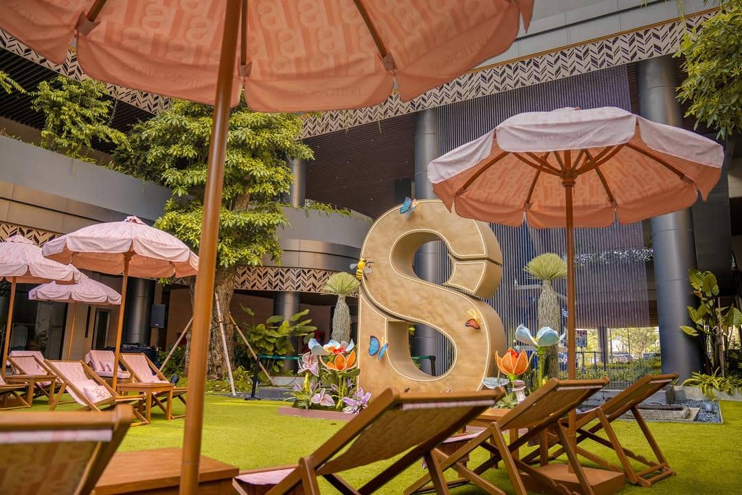 Transformed into a tropical escape, the Tropical Paradise Takeover is open to public and invites.jpg, 1. Melalui aktivasi ini, Buttonscarves mengajak menikmati pengalaman unik dengan tema tropical forest yang terinspirasi dari keindahan hutan tropis, 2. Sejalan dengan peluncuran koleksi terbarunya, Forestis Series menghadirkan produk eksklusif berwarna mocha yang hanya tersedia di Pop-Up Store ini, 3. Buttonscarves hadirkan dekor tropis spektakuler dengan Pop-Up Store unik, Activity Area seru, &amp; Photo Spot berinstalasi kinetik, 4. Tropical Paradise Takeover jadi destinasi belanja &amp; bersantai, kumpul bareng keluarga, teman, hingga nikmati menu eksklusif restoran Semasa Dulu, 5. Tropical Paradise Takeover dapat dikunjungi secara free di Urban Forest Cipete mulai 4–31 Agustus 2025, setiap hari pukul 10.00–22.00 WIB