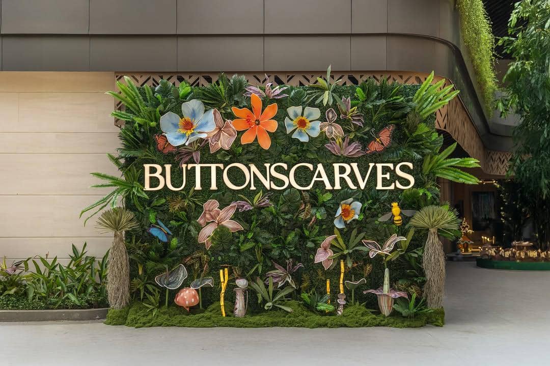 Slow the rhythm of your day and wander into a haven where the forest comes alive at Tropical Par.jpg, 1. Melalui aktivasi ini, Buttonscarves mengajak menikmati pengalaman unik dengan tema tropical forest yang terinspirasi dari keindahan hutan tropis, 2. Sejalan dengan peluncuran koleksi terbarunya, Forestis Series menghadirkan produk eksklusif berwarna mocha yang hanya tersedia di Pop-Up Store ini, 3. Buttonscarves hadirkan dekor tropis spektakuler dengan Pop-Up Store unik, Activity Area seru, &amp; Photo Spot berinstalasi kinetik, 4. Tropical Paradise Takeover jadi destinasi belanja &amp; bersantai, kumpul bareng keluarga, teman, hingga nikmati menu eksklusif restoran Semasa Dulu, 5. Tropical Paradise Takeover dapat dikunjungi secara free di Urban Forest Cipete mulai 4–31 Agustus 2025, setiap hari pukul 10.00–22.00 WIB