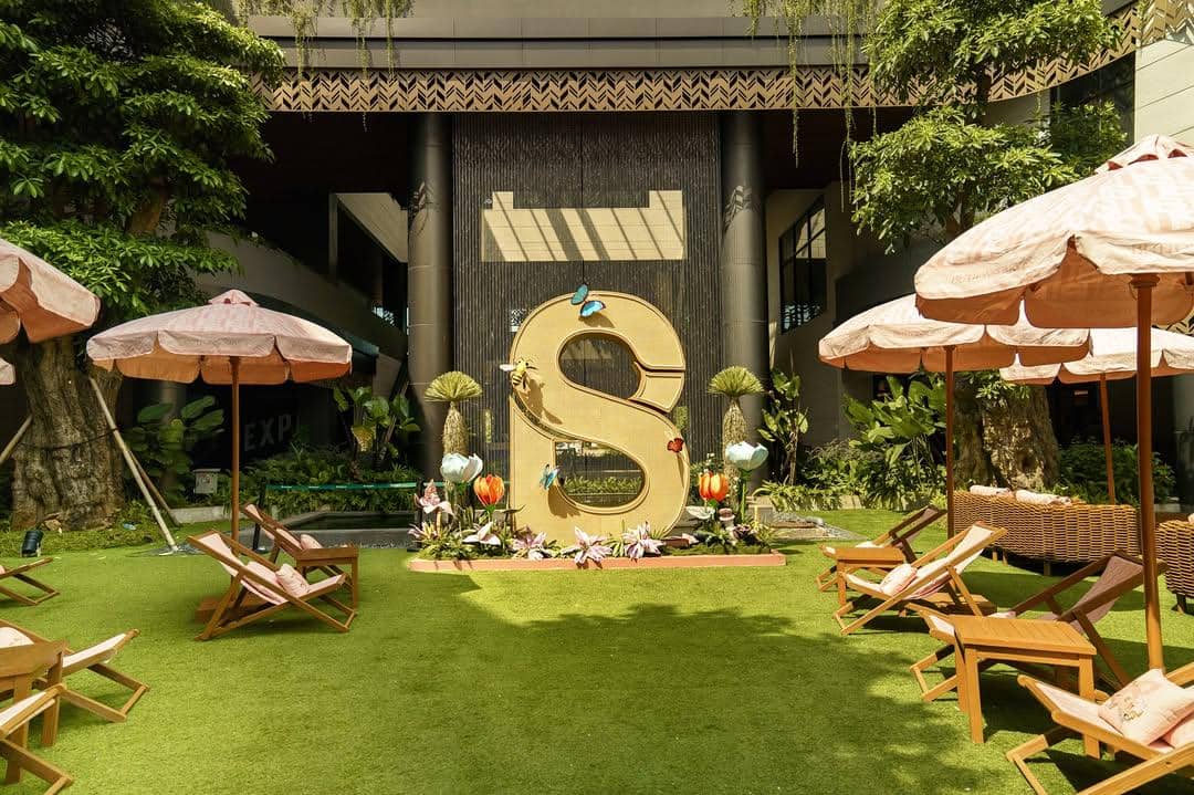 Slow the rhythm of your day and wander into a haven where the forest comes alive at Tropical Par (1).jpg, 1. Melalui aktivasi ini, Buttonscarves mengajak menikmati pengalaman unik dengan tema tropical forest yang terinspirasi dari keindahan hutan tropis, 2. Sejalan dengan peluncuran koleksi terbarunya, Forestis Series menghadirkan produk eksklusif berwarna mocha yang hanya tersedia di Pop-Up Store ini, 3. Buttonscarves hadirkan dekor tropis spektakuler dengan Pop-Up Store unik, Activity Area seru, &amp; Photo Spot berinstalasi kinetik, 4. Tropical Paradise Takeover jadi destinasi belanja &amp; bersantai, kumpul bareng keluarga, teman, hingga nikmati menu eksklusif restoran Semasa Dulu, 5. Tropical Paradise Takeover dapat dikunjungi secara free di Urban Forest Cipete mulai 4–31 Agustus 2025, setiap hari pukul 10.00–22.00 WIB