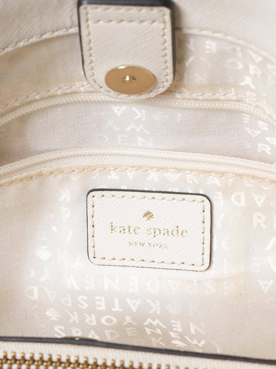 myalmari.in.jpg, 1. Tas Kate Spade asli dibuat dengan material premium, 2. Memiliki hardware berkualitas yang kuat, tidak berkarat, dan halus, 3. Ada logo label yang dijahit di dalam tas, 4. Tas Kate Spade asli memiliki care cards sebagai petunjuk perawatan tas, 5. Cara membedakan tas Kate Spade asli VS. palsu 