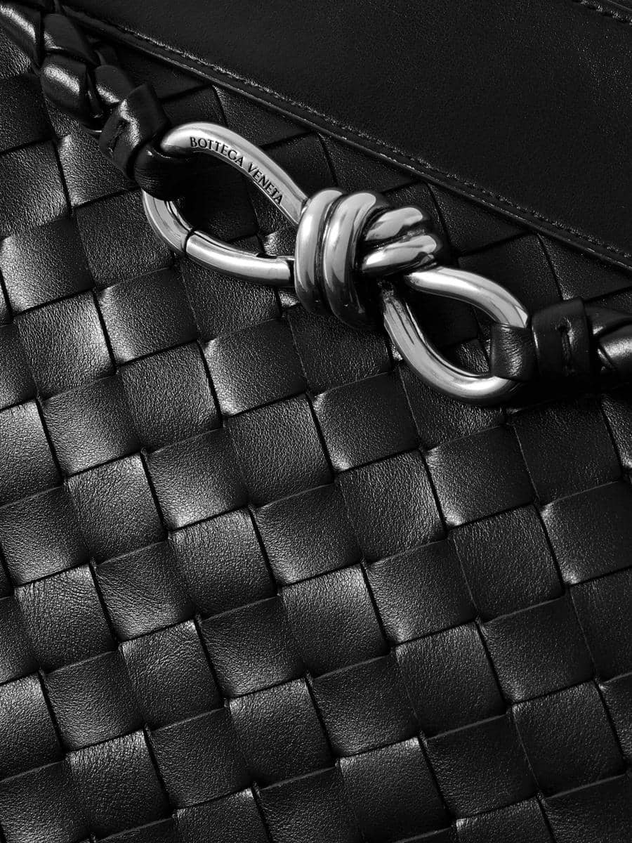mrporter.com.jpg, 1. Memiliki pola anyaman unik ‘intrecciato’ yang presisi, 2. Hardware dari logam premium yang solid, 3. Ada nomor autentikasi yang bisa dilacak di bagian dalam tas, 4. Hadir dengan dust bag eksklusif, 5. Jangan tergiur dengan harga miring