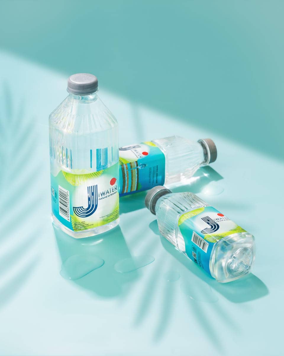 11.jpg, 1. Salah satu unit bisnis unggulan J99 Corp., 2. Inovasi air minum dalam kemasan berbasis artesian water pertama di Indonesia, 3. Proses produksinya dilakukan dengan teknologi terkini, 4. Percayakan Alfamart untuk menjangkau masyarakat, 5. Hadir dalam berbagai kemasan dengan harga istimewa