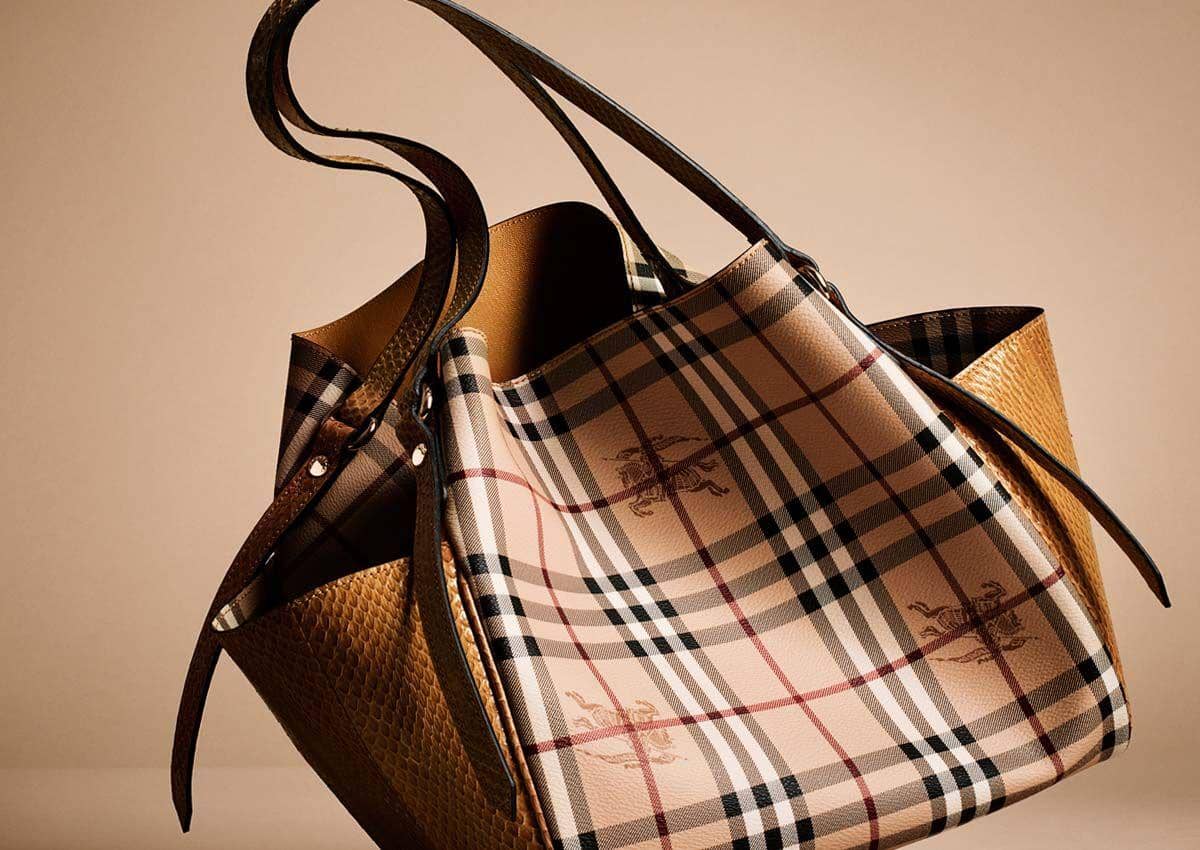 luxity.co.za.jpg, 1. Cek jahitan pada tas, 2. Perhatikan material yang digunakan, 3. Amati pola ‘check’ Burberry yang khas, 4. Periksa material hardware pada tas, 5. Pastikan kelengkapan care booklet