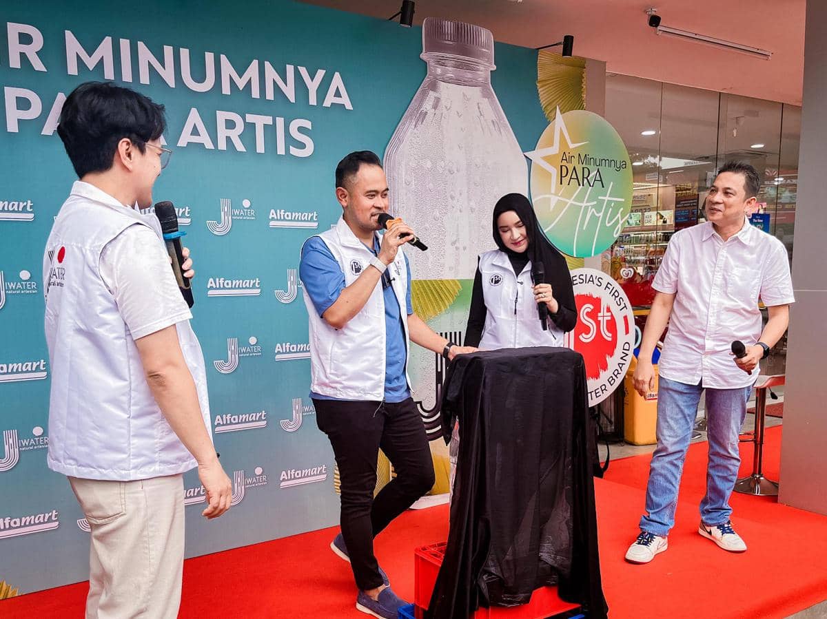 660fee35-86a4-4d34-a23a-02a0321a94cd.jpg, 1. Salah satu unit bisnis unggulan J99 Corp., 2. Inovasi air minum dalam kemasan berbasis artesian water pertama di Indonesia, 3. Proses produksinya dilakukan dengan teknologi terkini, 4. Percayakan Alfamart untuk menjangkau masyarakat, 5. Hadir dalam berbagai kemasan dengan harga istimewa