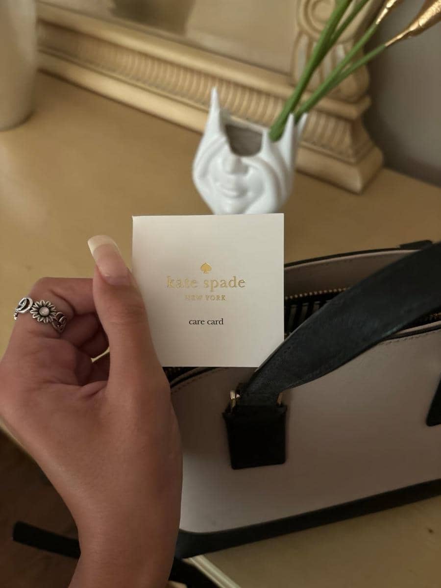 filmup.boyprice.org.jpg, 1. Tas Kate Spade asli dibuat dengan material premium, 2. Memiliki hardware berkualitas yang kuat, tidak berkarat, dan halus, 3. Ada logo label yang dijahit di dalam tas, 4. Tas Kate Spade asli memiliki care cards sebagai petunjuk perawatan tas, 5. Cara membedakan tas Kate Spade asli VS. palsu 