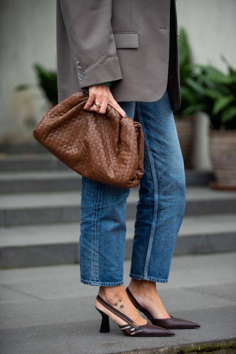 vogue.gr.jpg, 1. Memiliki pola anyaman unik ‘intrecciato’ yang presisi, 2. Hardware dari logam premium yang solid, 3. Ada nomor autentikasi yang bisa dilacak di bagian dalam tas, 4. Hadir dengan dust bag eksklusif, 5. Jangan tergiur dengan harga miring