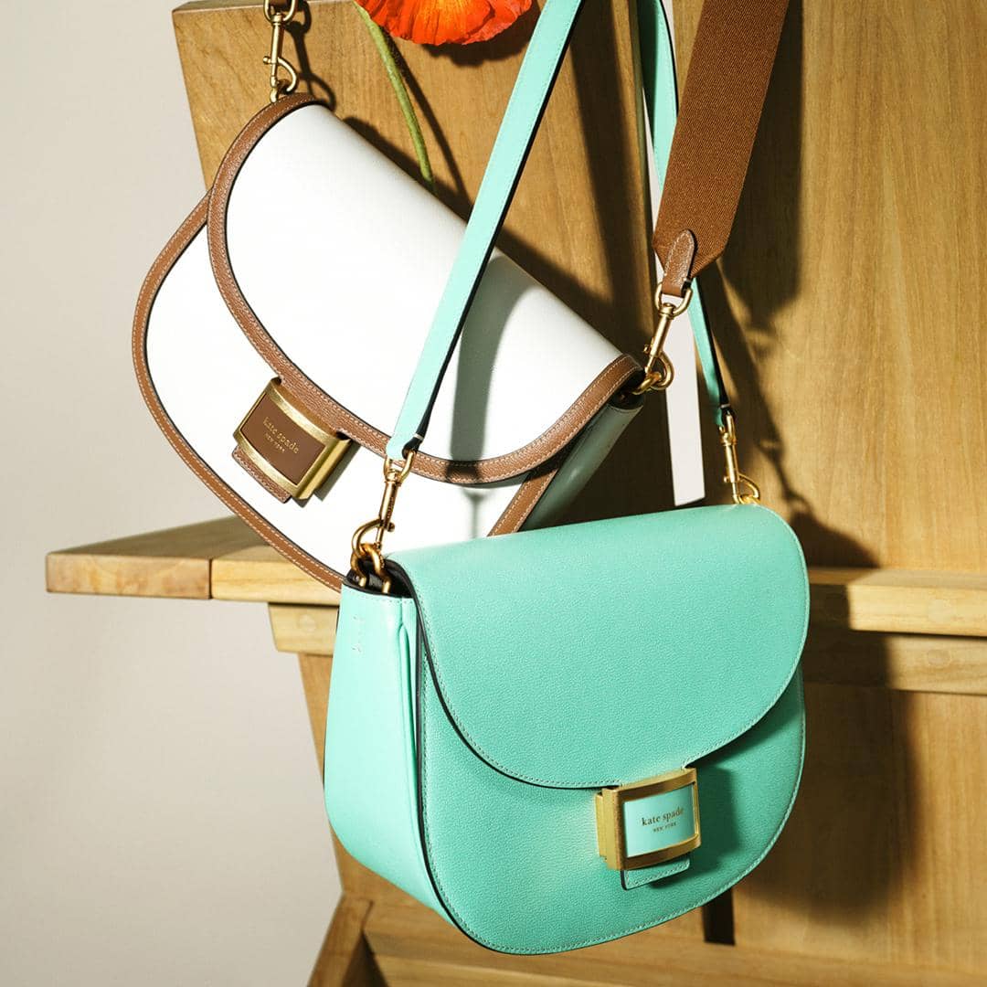 instagram.com:katespadeny.jpg, 1. Tas Kate Spade asli dibuat dengan material premium, 2. Memiliki hardware berkualitas yang kuat, tidak berkarat, dan halus, 3. Ada logo label yang dijahit di dalam tas, 4. Tas Kate Spade asli memiliki care cards sebagai petunjuk perawatan tas, 5. Cara membedakan tas Kate Spade asli VS. palsu 