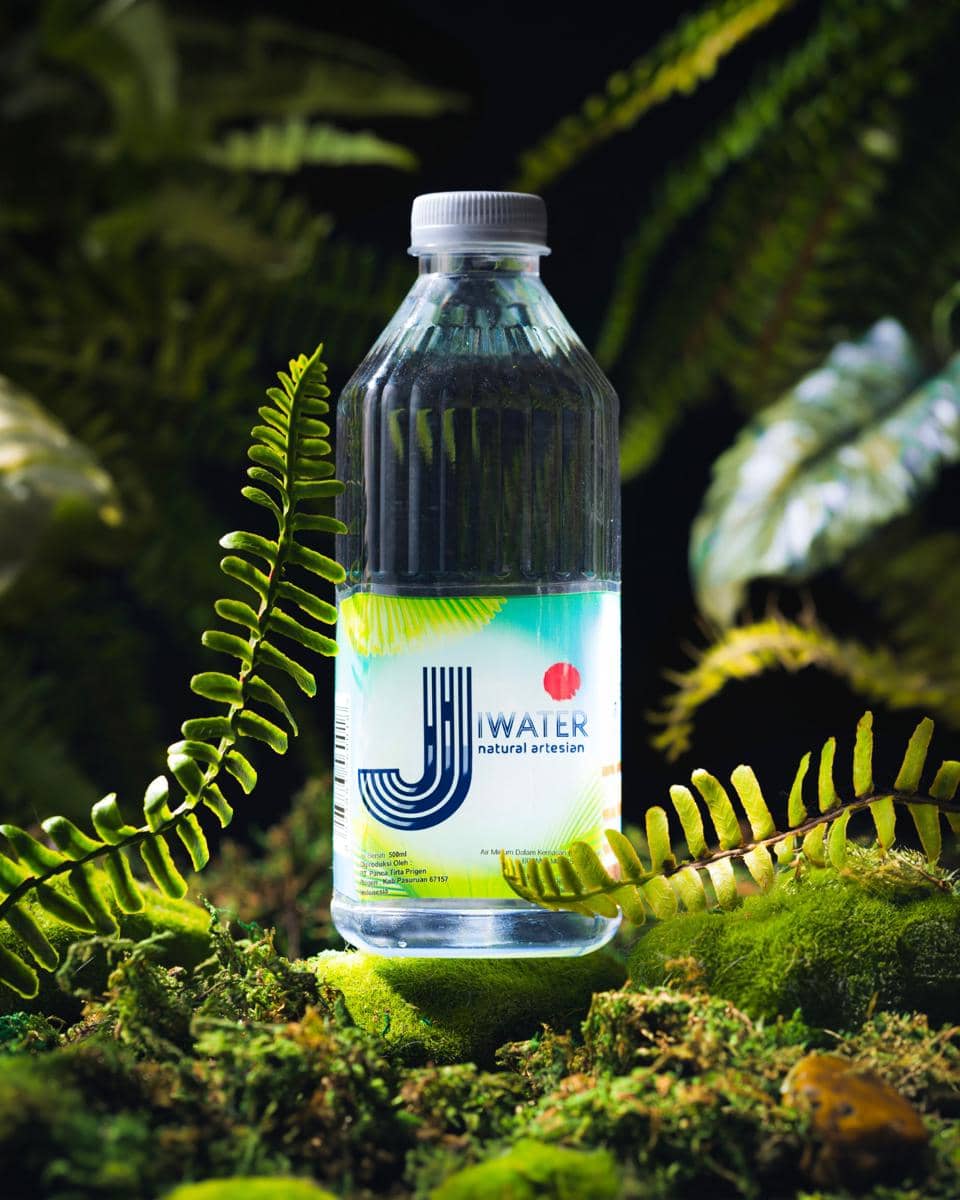 13 rev.jpg, 1. Salah satu unit bisnis unggulan J99 Corp., 2. Inovasi air minum dalam kemasan berbasis artesian water pertama di Indonesia, 3. Proses produksinya dilakukan dengan teknologi terkini, 4. Percayakan Alfamart untuk menjangkau masyarakat, 5. Hadir dalam berbagai kemasan dengan harga istimewa