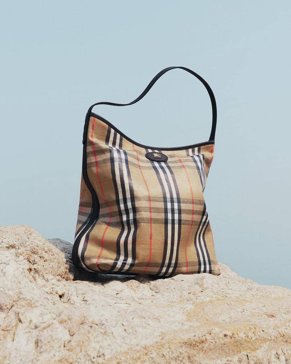instagram.com:burberry.jpg, 1. Cek jahitan pada tas, 2. Perhatikan material yang digunakan, 3. Amati pola ‘check’ Burberry yang khas, 4. Periksa material hardware pada tas, 5. Pastikan kelengkapan care booklet