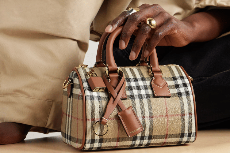 Cover Burberry - net-a-porter.com .png, 1. Cek jahitan pada tas, 2. Perhatikan material yang digunakan, 3. Amati pola ‘check’ Burberry yang khas, 4. Periksa material hardware pada tas, 5. Pastikan kelengkapan care booklet