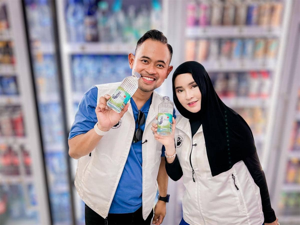 Foto JiWater - blur.jpeg, 1. Salah satu unit bisnis unggulan J99 Corp., 2. Inovasi air minum dalam kemasan berbasis artesian water pertama di Indonesia, 3. Proses produksinya dilakukan dengan teknologi terkini, 4. Percayakan Alfamart untuk menjangkau masyarakat, 5. Hadir dalam berbagai kemasan dengan harga istimewa