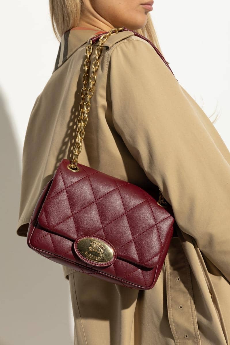 vitkac.com.jpg, 1. Cek jahitan pada tas, 2. Perhatikan material yang digunakan, 3. Amati pola ‘check’ Burberry yang khas, 4. Periksa material hardware pada tas, 5. Pastikan kelengkapan care booklet