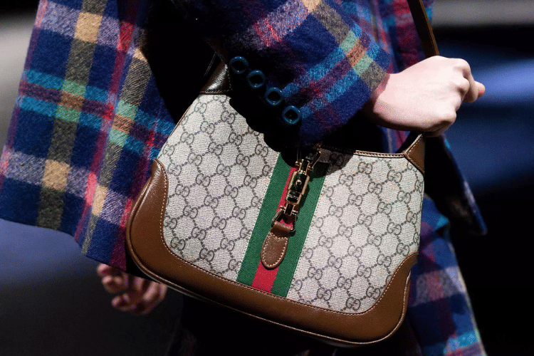 Cover Gucci - luxity.co.za.png, 1. Tas Gucci asli dibuat dengan material berkualitas, 2. Teliti kembali nomor seri, 3. Perhatikan kualitas logo pada tas, 4. Cek kerapian jahitan, 5. Tas Gucci asli dilengkapi dustbag mewah