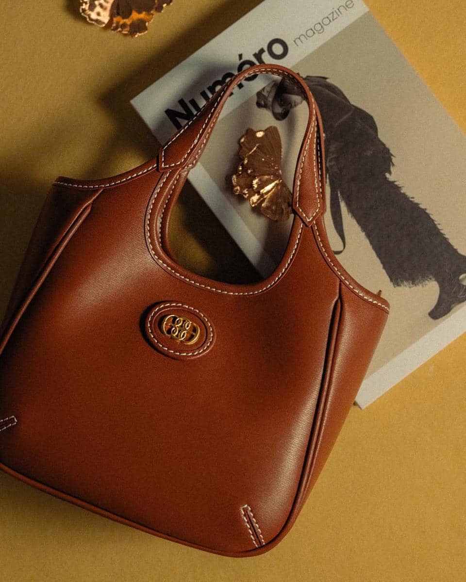 instagram.com:bonia3.jpg, 1. Dibuat dengan material berkualitas tinggi, 2. Detail jahitan yang rapi, 3. Kualitas hardware yang kokoh, 4. Logo yang jelas, 5. Dijual di toko atau butik resmi