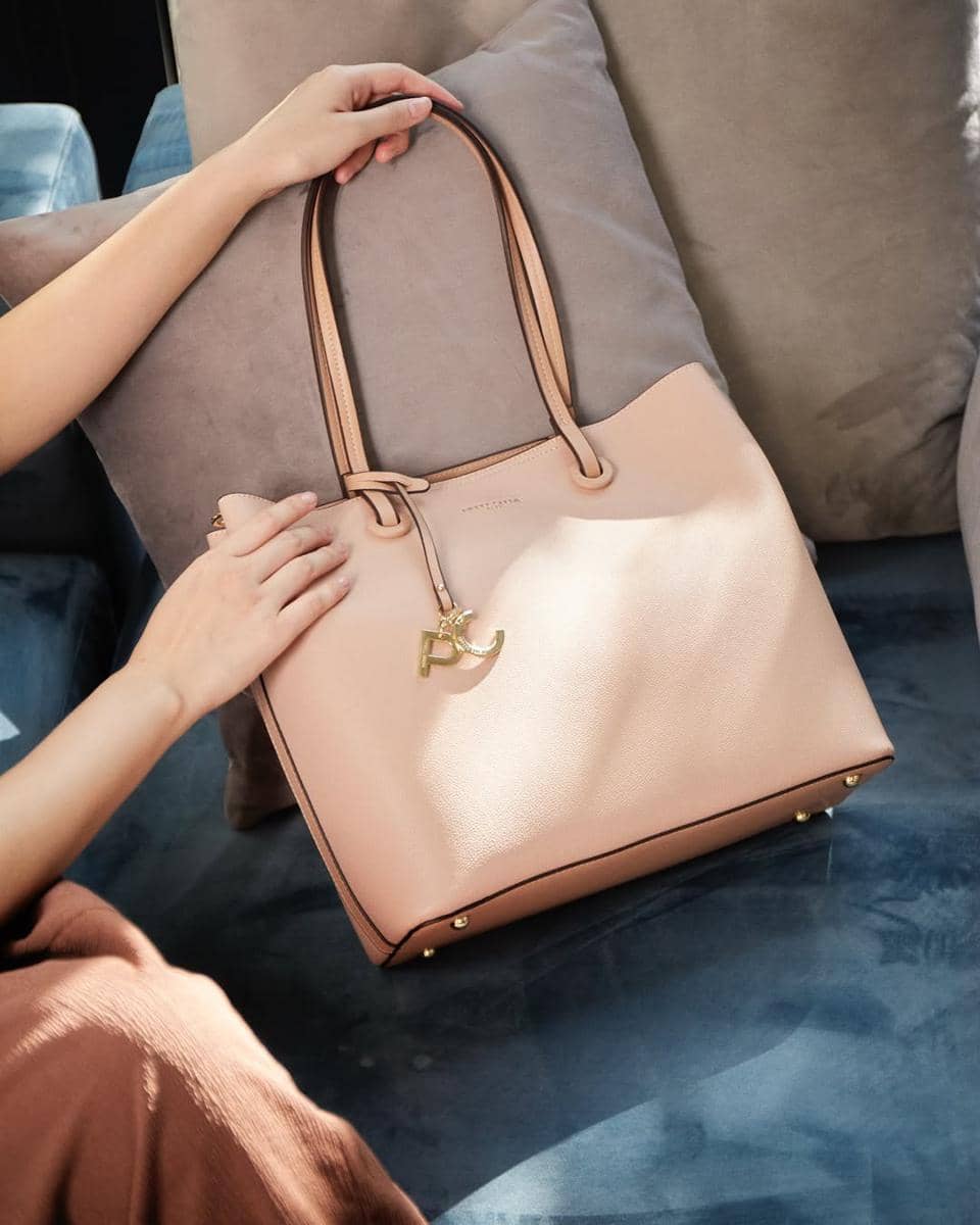 instagram.com:pierrecardin.my.jpg, 1. Kualitas Bahan, 2. Kerapian Jahitan, 3. Material Hardware, 4. Kelengkapan Dustbag dan Lainnya, 5. Harga Tas