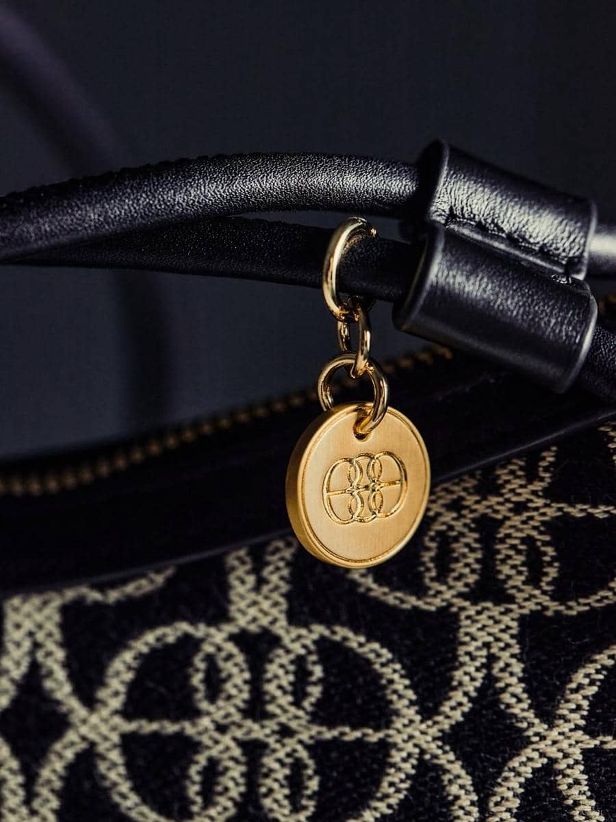 instagram.com:bonia4.jpg, 1. Dibuat dengan material berkualitas tinggi, 2. Detail jahitan yang rapi, 3. Kualitas hardware yang kokoh, 4. Logo yang jelas, 5. Dijual di toko atau butik resmi