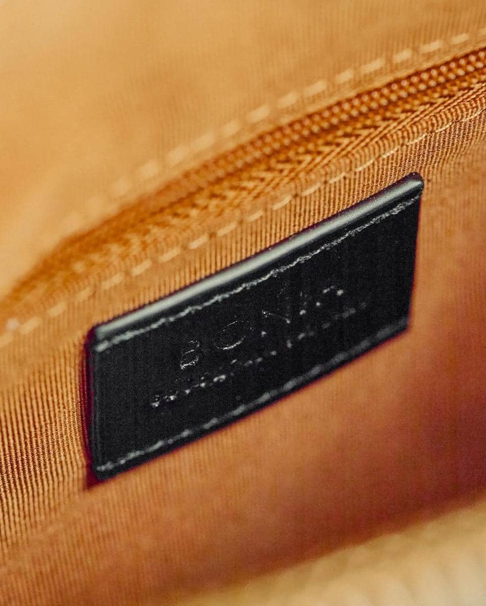 instagram.com:bonia5.jpg, 1. Dibuat dengan material berkualitas tinggi, 2. Detail jahitan yang rapi, 3. Kualitas hardware yang kokoh, 4. Logo yang jelas, 5. Dijual di toko atau butik resmi