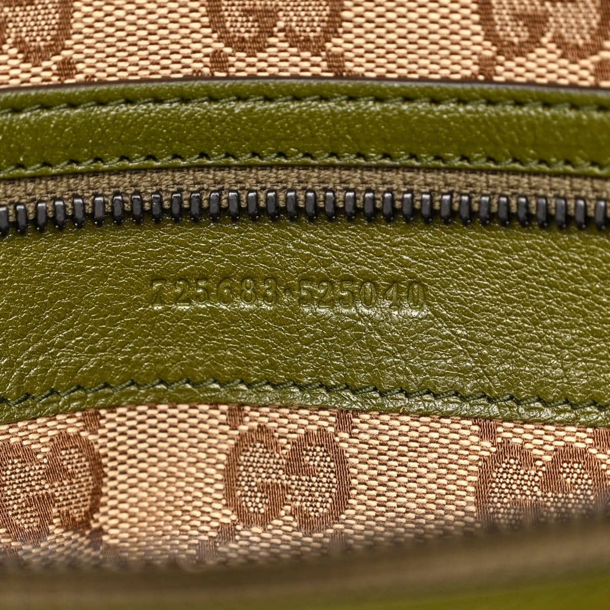 fashionphile.com.jpg, 1. Tas Gucci asli dibuat dengan material berkualitas, 2. Teliti kembali nomor seri, 3. Perhatikan kualitas logo pada tas, 4. Cek kerapian jahitan, 5. Tas Gucci asli dilengkapi dustbag mewah