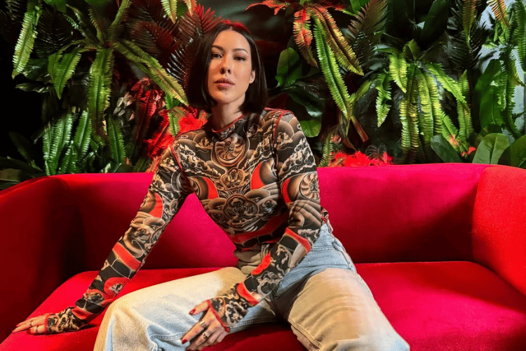 Untitled design.png, 1. Berbalut setelan blazer dan celana monogram dari Gucci, Patricia tampilkan gaya androgini yang dipadukan kemeja biru, heels dan dasi abu-abu., 2. Bergaya kasual, ia mengenakan sweater turtle neck hijau toska dipadukan celana jeans longgar light washed saat berpose di depan kedai popcorn unik., 3. Merayakan Hari Kartini, Patricia mengenakan kebaya Bali dengan kain songket warna oranye yang serasi dengan selendangnya serta kebaya biru muda., 4. Bergaya edgy, ia pakai outfit serba hitam dengan dress potongan asimetris dipadukan oversize blazer dan kacamata hitam. , 5. Membagikan foto saat dilamar, ia mengenakan long sleeve putih dan celana dipadukan scarf dan kacamata yang cocok dengan latar nuansa safari.